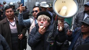 Un payaso participa en una protesta este lunes, frente al Ministerio de Educación en La Paz (Bolivia)