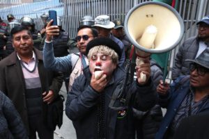 Un payaso participa en una protesta este lunes, frente al Ministerio de Educación en La Paz (Bolivia)