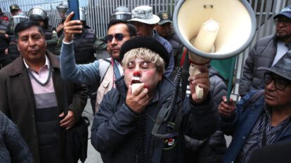 Un payaso participa en una protesta este lunes, frente al Ministerio de Educación en La Paz (Bolivia)