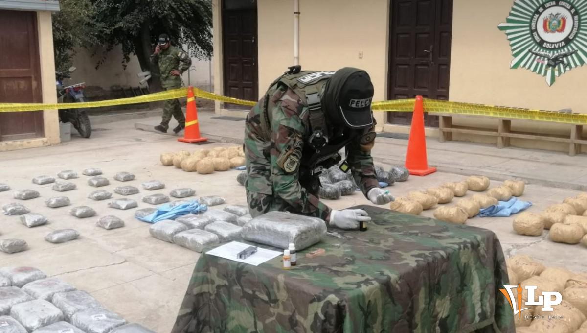 Oficiales de la FELCN realizan las pruebas de campo