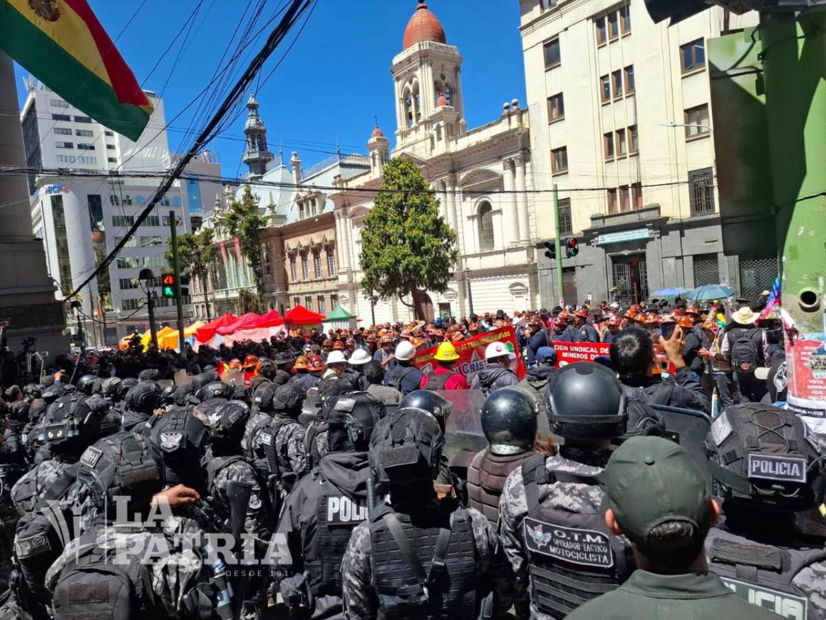 Conflicto de personas y policias