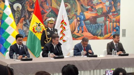 Ministros de Estado junto al Presidente Rodrigo Paz
