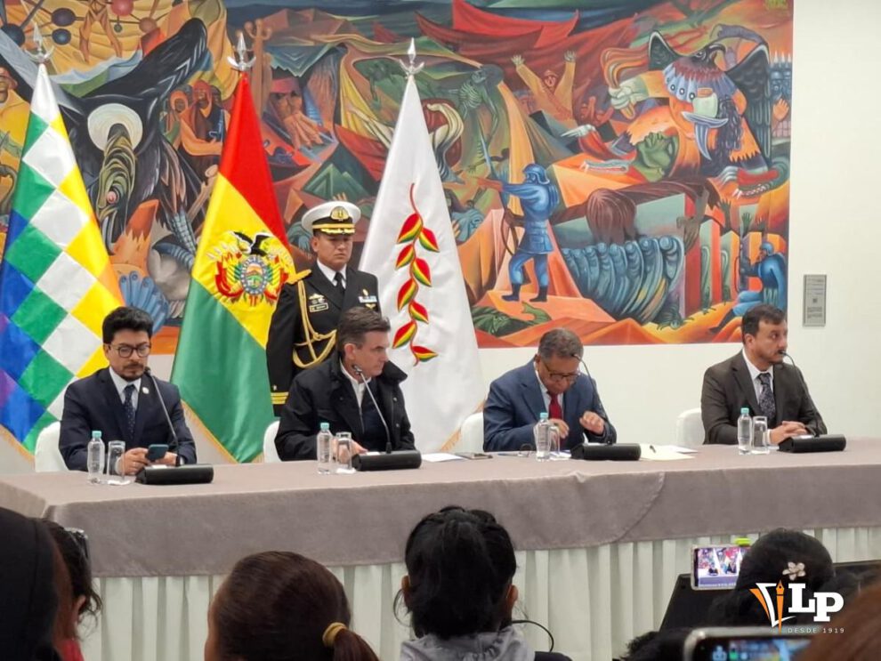 Ministros de Estado junto al Presidente Rodrigo Paz