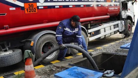 Persona descargando cumbustible en una estacion de servicio