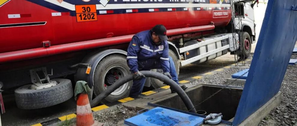Persona descargando cumbustible en una estacion de servicio