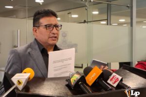 El diputado Herminio Fernández en conferencia de prensa