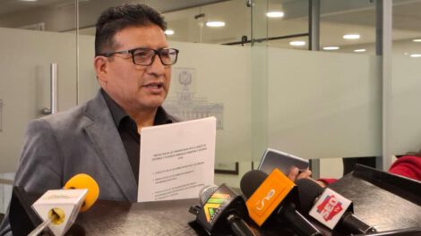 El diputado Herminio Fernández en conferencia de prensa