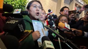 La exdiputada Gladys Quispe en conferencia de prensa