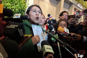 La exdiputada Gladys Quispe en conferencia de prensa