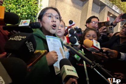 La exdiputada Gladys Quispe en conferencia de prensa