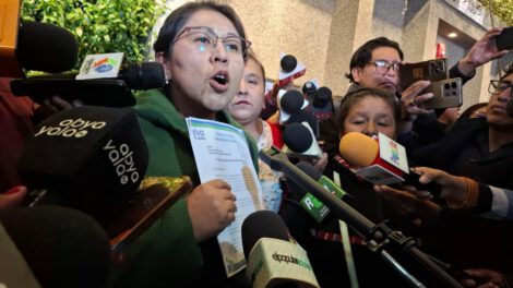La exdiputada Gladys Quispe en conferencia de prensa
