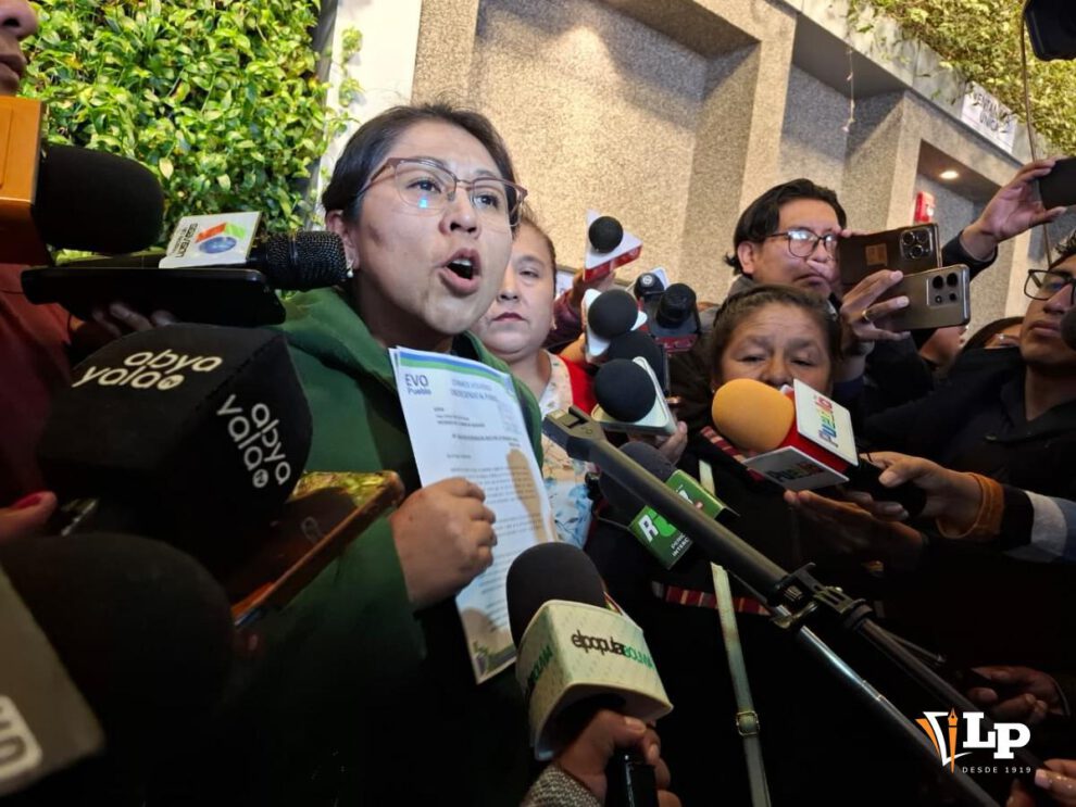 La exdiputada Gladys Quispe en conferencia de prensa