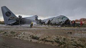 El avión accidentado en el aeropuerto de El Alto.