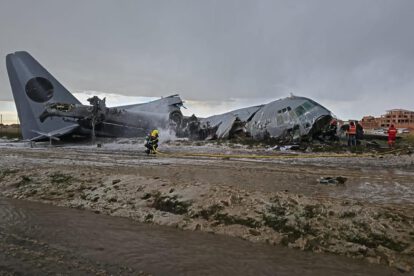 El avión accidentado en el aeropuerto de El Alto.
