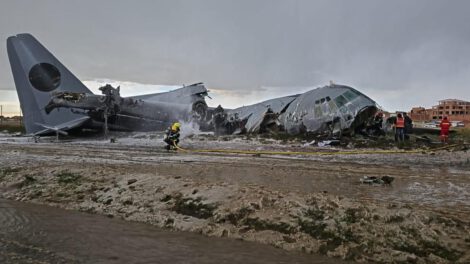 El avión accidentado en el aeropuerto de El Alto.