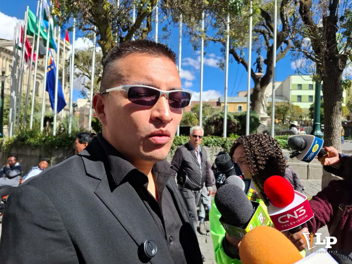 El asambleísta Juan José Rúa en conferencia de prensa