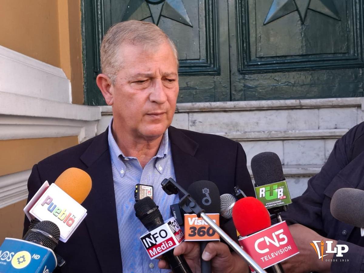 El senador Branko Marinkovic en conferencia de prensa