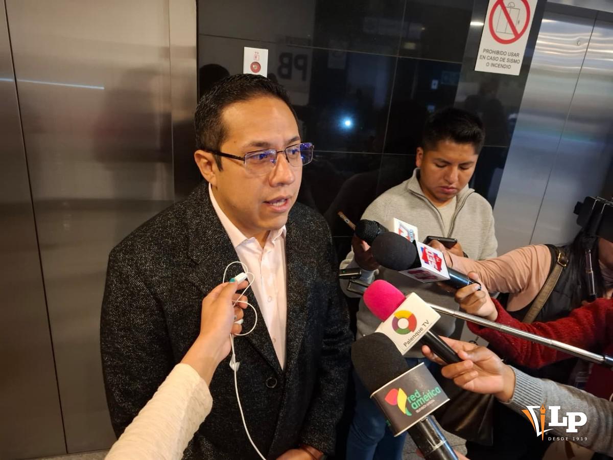 El diputado Diego Brañez en conferencia de prensa