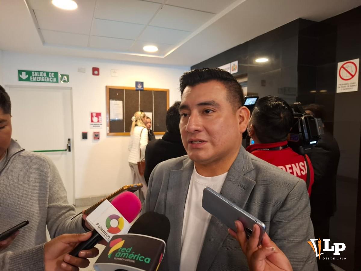 El diputado Walter Pinto en conferencia de prensa