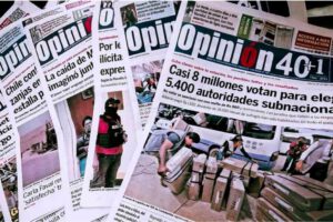 El equipo de redacción en sus escritorios, donde se forjaron investigaciones que marcaron el rumbo del país