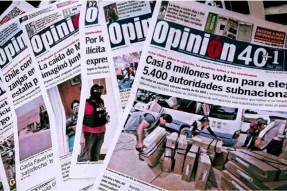 El equipo de redacción en sus escritorios, donde se forjaron investigaciones que marcaron el rumbo del país