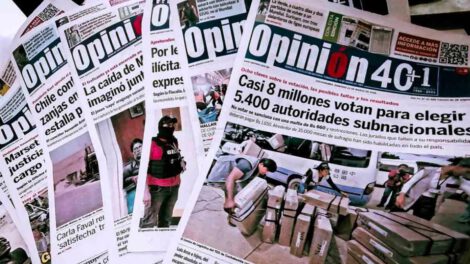 El equipo de redacción en sus escritorios, donde se forjaron investigaciones que marcaron el rumbo del país