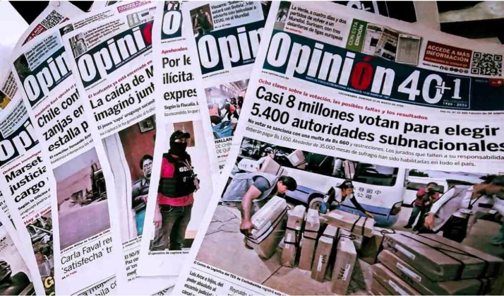 El equipo de redacción en sus escritorios, donde se forjaron investigaciones que marcaron el rumbo del país