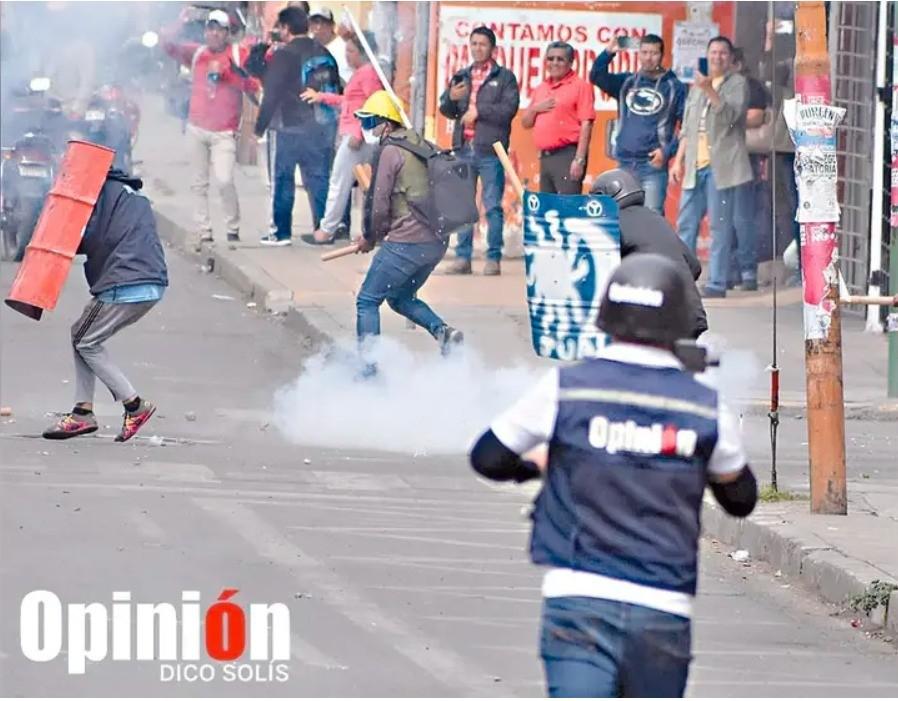 Periodistas de Opinión cubriendo los enfrentamientos en Sacaba