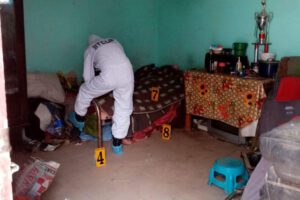 personal de la Policía realizando el trabajo de relevamiento de datos