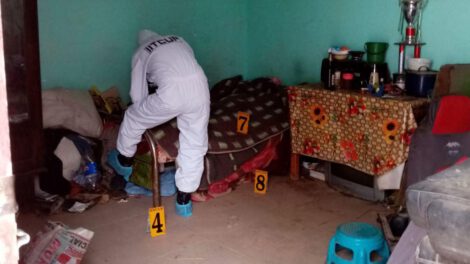 personal de la Policía realizando el trabajo de relevamiento de datos