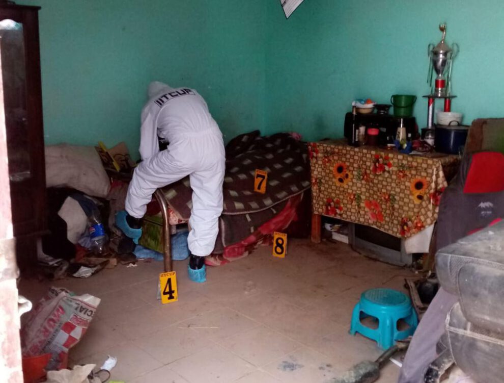 personal de la Policía realizando el trabajo de relevamiento de datos