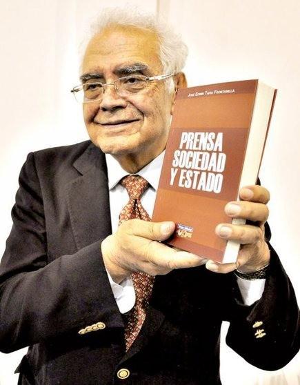Edwin Tapia Frontanilla muestra uno de sus libros, llamado 