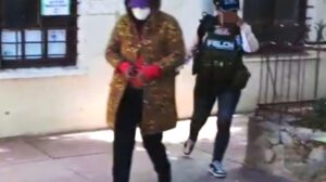 la sospechosa es llevada a celdas policiales