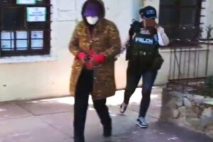 la sospechosa es llevada a celdas policiales