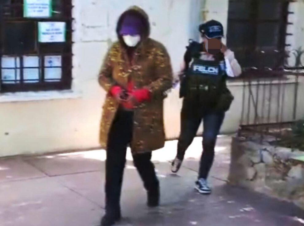 la sospechosa es llevada a celdas policiales