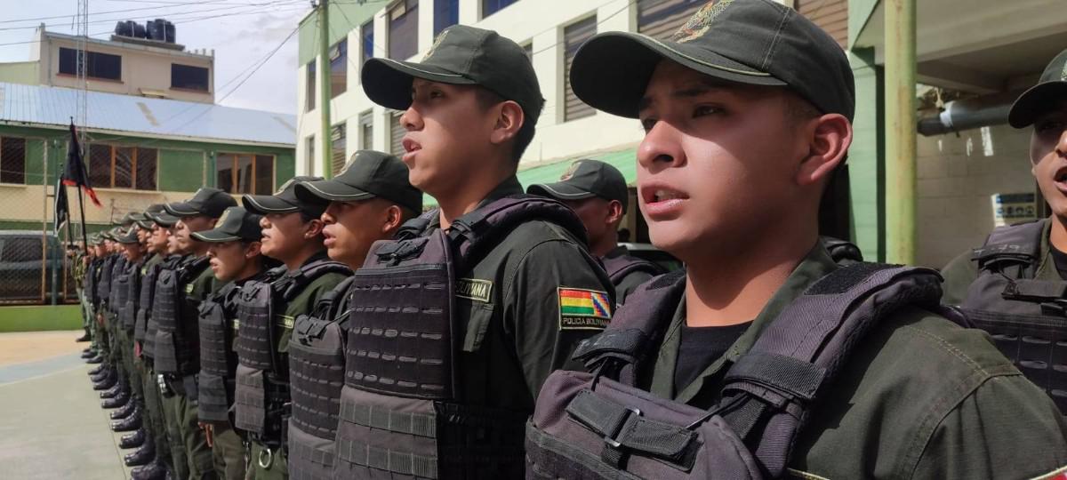 Policías dentro del acto de clausura