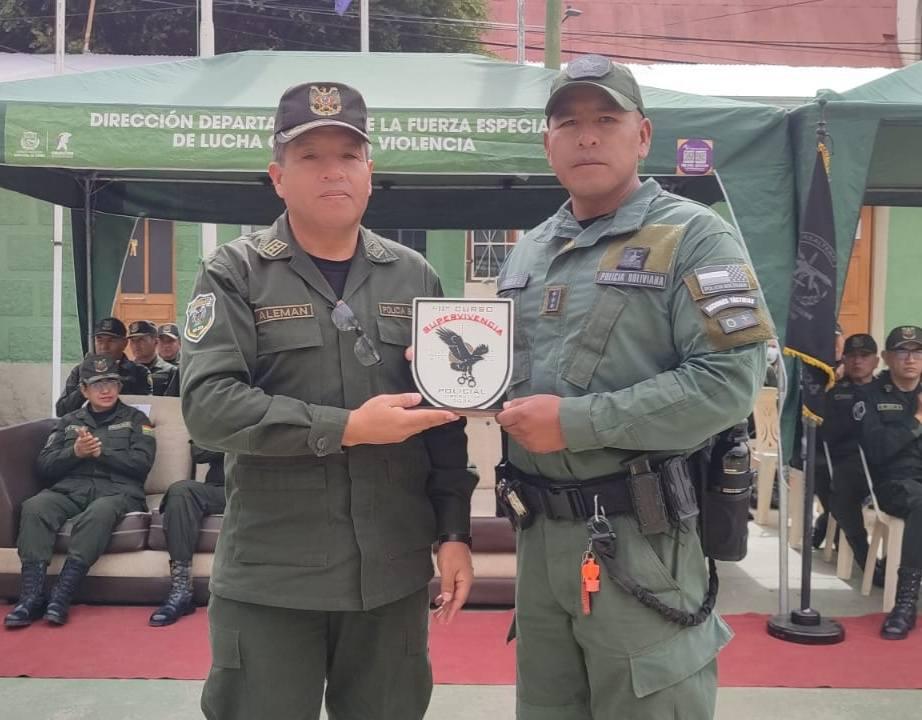 entrega de reconocimientos a las autoridades policiales