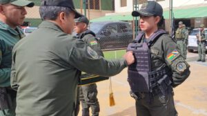 entrega de parches a los oficiales de policia
