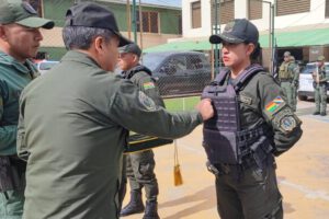 entrega de parches a los oficiales de policia