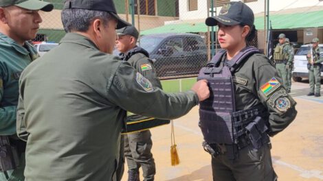 entrega de parches a los oficiales de policia