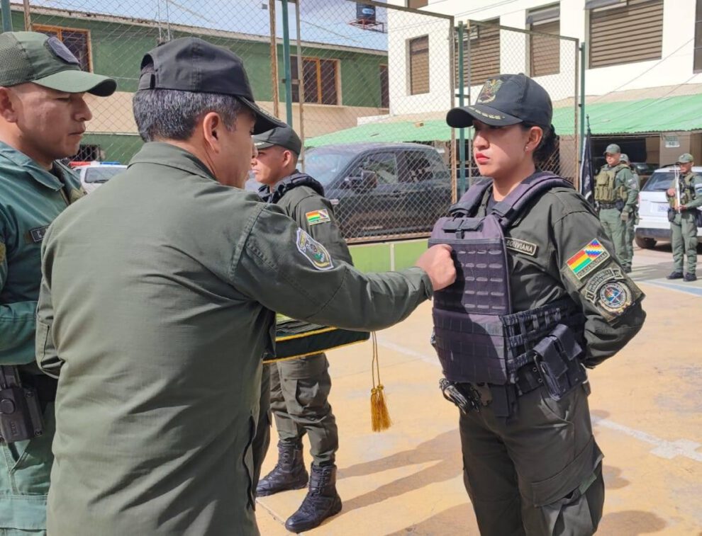 entrega de parches a los oficiales de policia