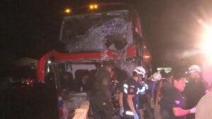 Bus y camion  con daños materiales