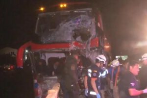 Bus y camion  con daños materiales