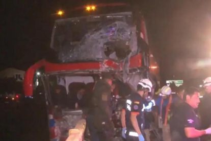 Bus y camion  con daños materiales