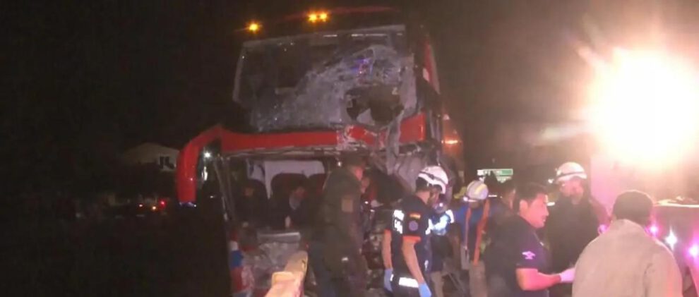 Bus y camion  con daños materiales