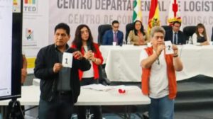 Personas mostrando papeletas