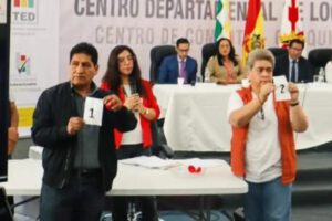 Personas mostrando papeletas