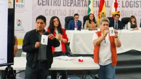 Personas mostrando papeletas