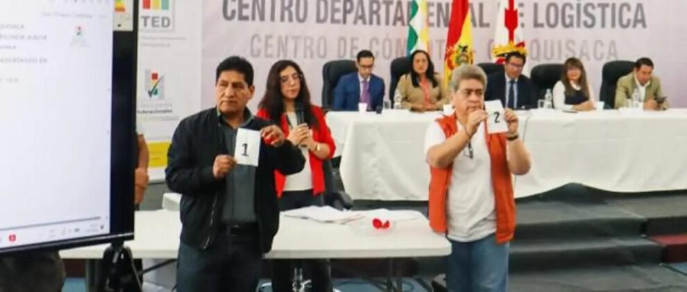 Personas mostrando papeletas