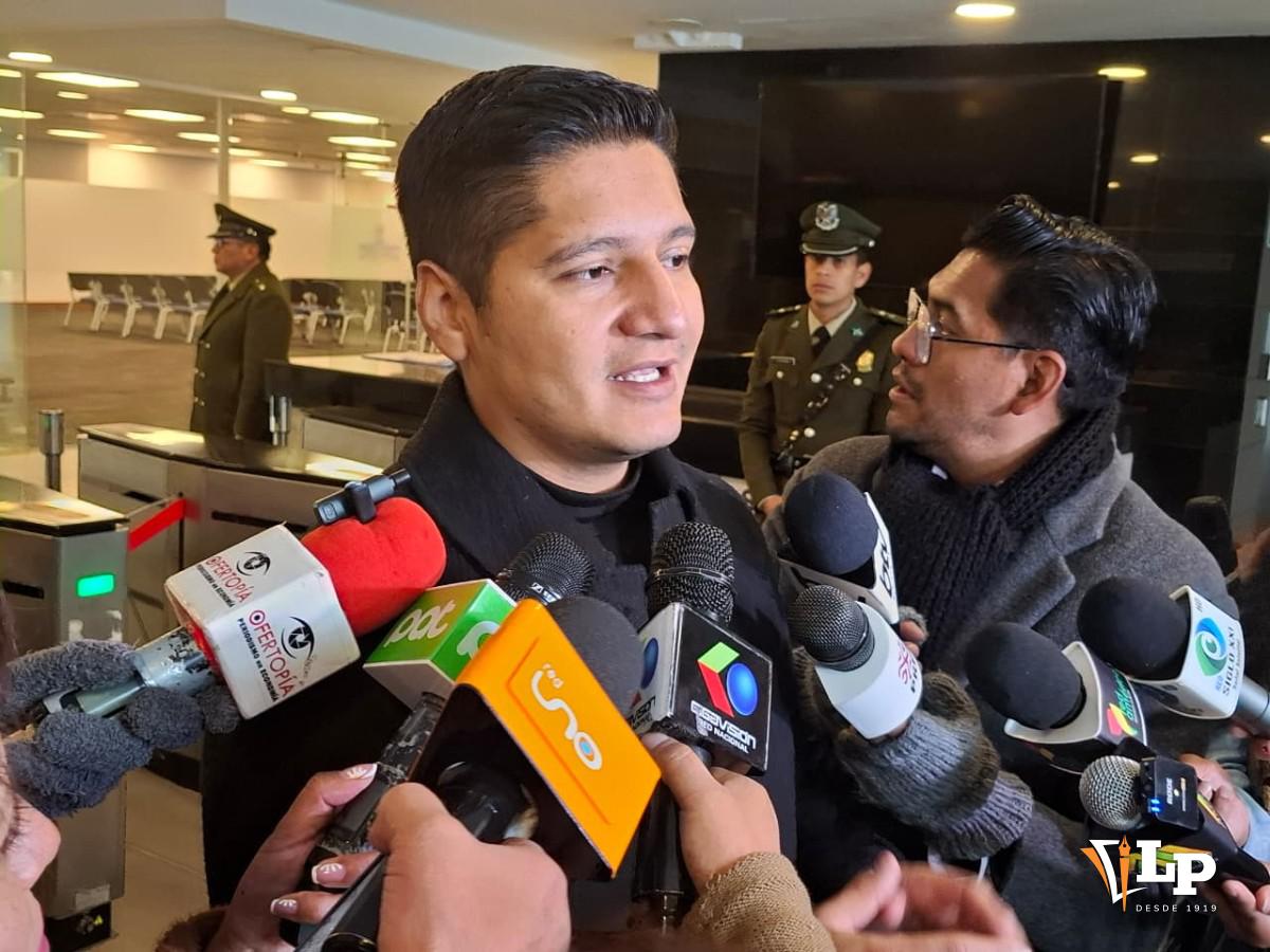 El diputado Rada en conferencia de prensa